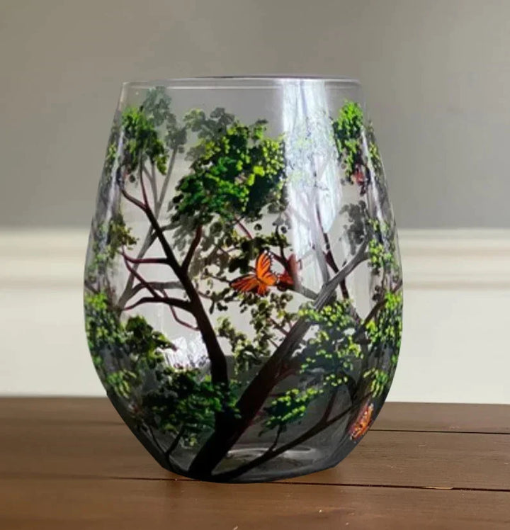 Nahaufnahme: filigranes handbemaltes Jahreszeiten-Baum-Motiv auf Weinglas; Meisterwerk der Kunstglas-Dekoration.