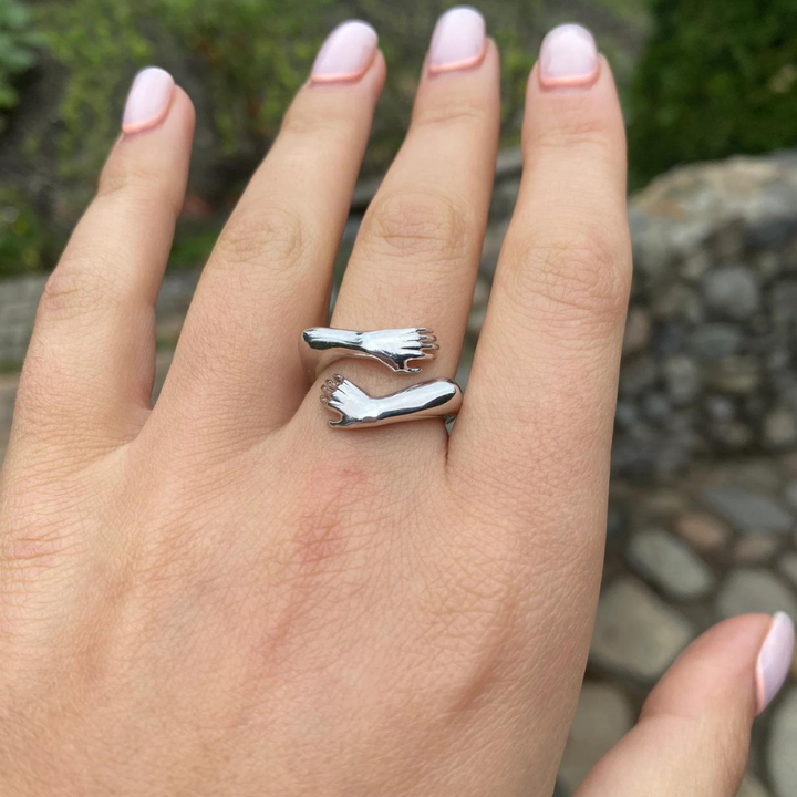 Verstellbarer Unisex Silber Umarmungsring, ideale Geschenkidee für besondere Anlässe.
