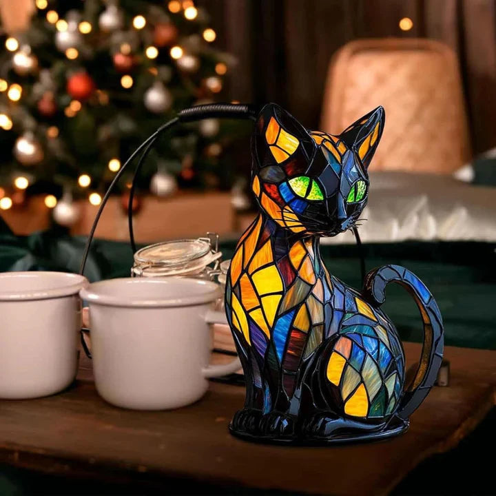 Nahaufnahme der detailreichen Buntglas-Katzen-Tischlampe, handgefertigt und stimmungsvoll leuchtend.