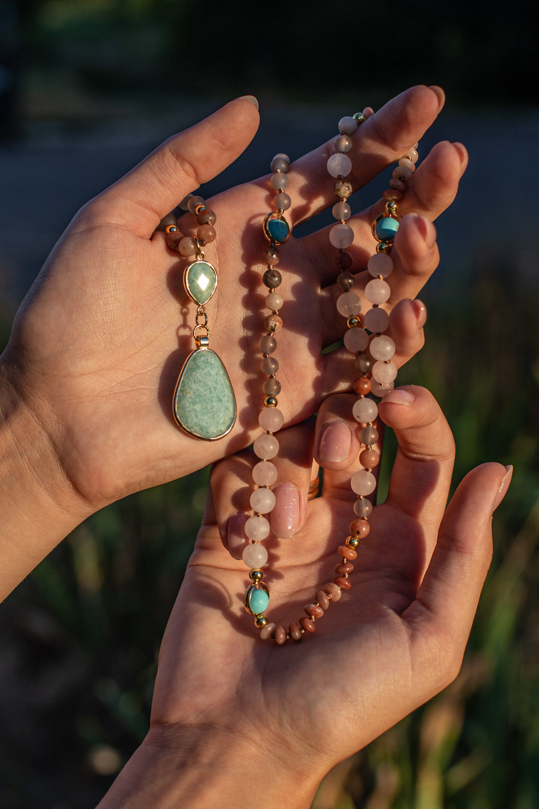 Zarte Damen Pastell Mala Kette aus Rosenquarz & weiteren Heilsteinen. Spiritueller Meditationsschmuck.