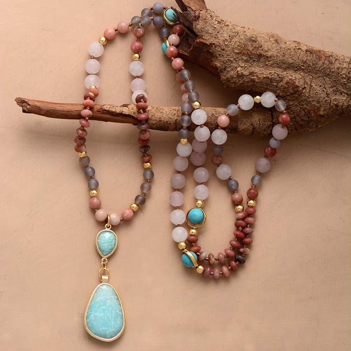 Detailansicht der Damen Pastell Mala Kette mit Rosenquarz, Amazonit, Jaspis für Meditation und spirituelle Energie.