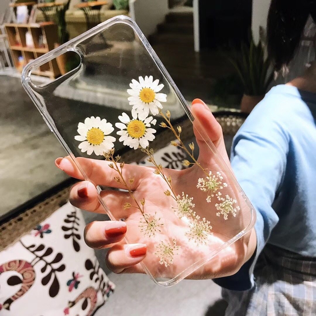 Handgefertigte iPhone Schutzhülle mit echten Trockenblumen. Stilvolles Natur Design & robuster Schutz.