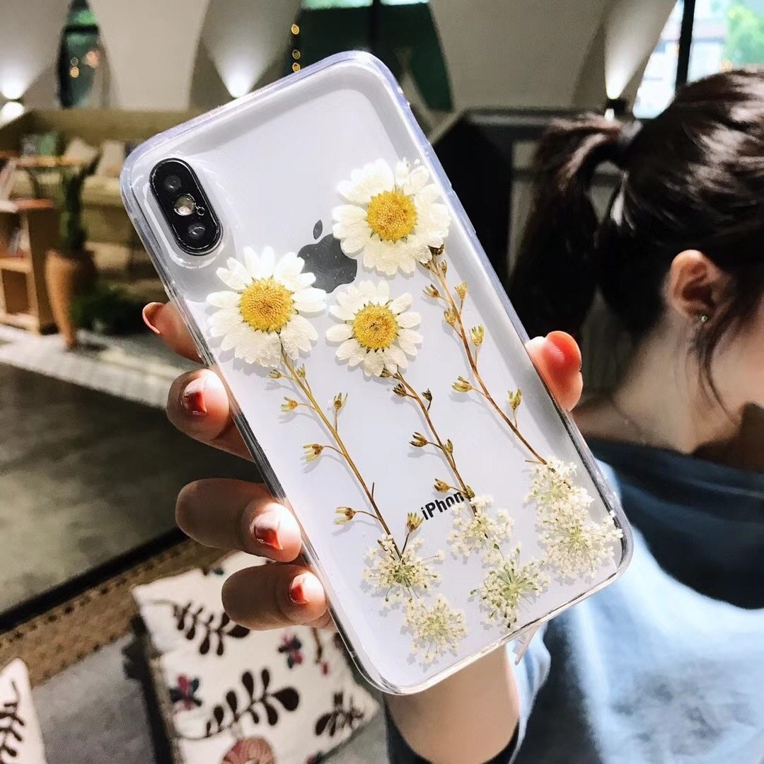 Rückseite der iPhone Hülle: Glänzende Oberfläche mit detaillierten, echten Trockenblumen für einen natürlichen Look.