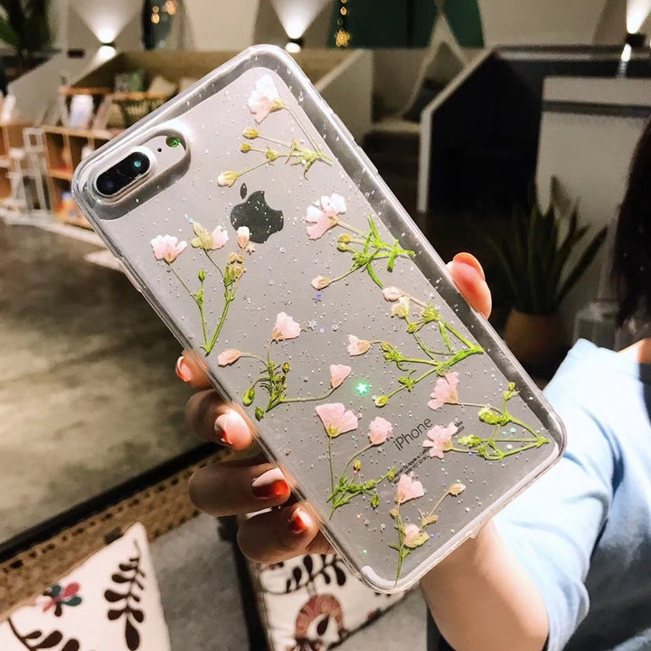 Einzigartige iPhone Handyhülle mit verschiedenen Trockenblumen. Blumenmotiv und stabiler Schutz für Ihr Telefon.