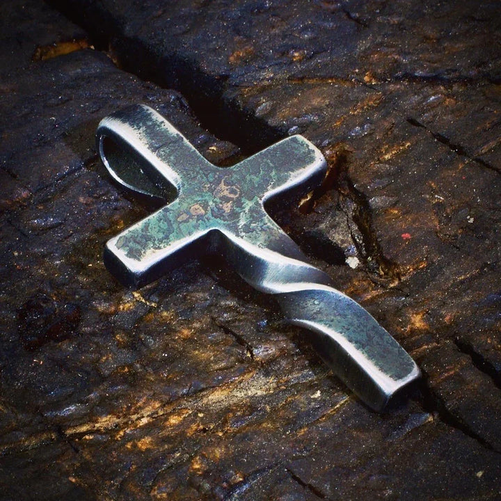 Handgefertigte Kreuz-Halskette aus Leder für Sie & Ihn, ein spirituelles Modeaccessoire.