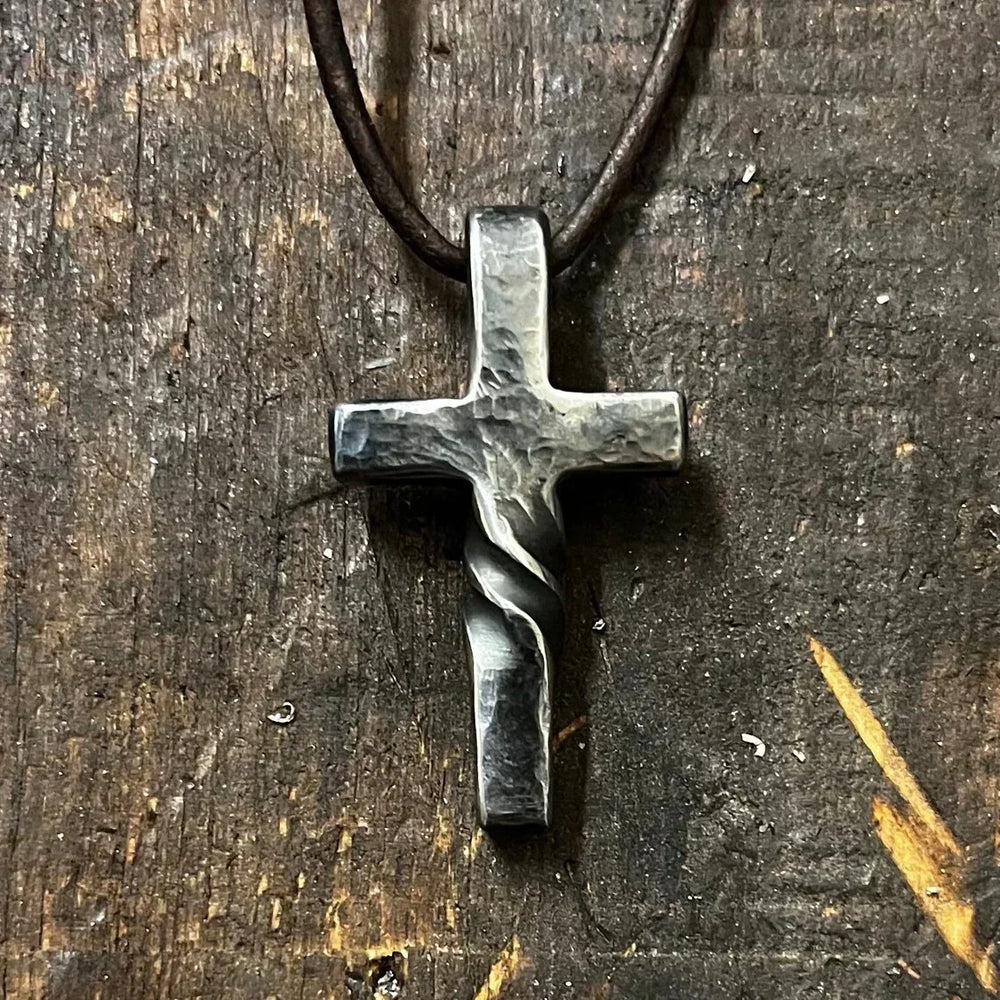 Einzigartiger handgefertigter Kreuz-Anhänger an Lederkette, ein Unikat-Schmuckstück als besondere Geschenkidee.