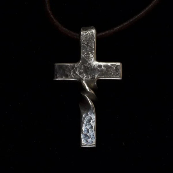 Stilvolle Unisex-Kreuz-Halskette mit detailreichem Anhänger an robuster Lederkette, handgefertigt.