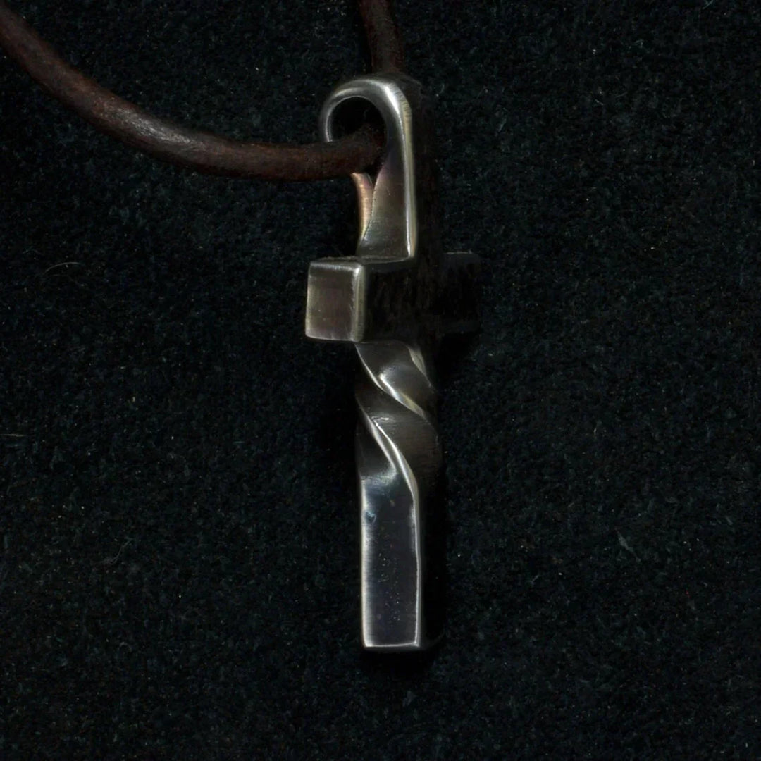Spirituelle handgefertigte Kreuzhalskette, ein bedeutungsvolles Schmuckstück und zeitloses Modeaccessoire.