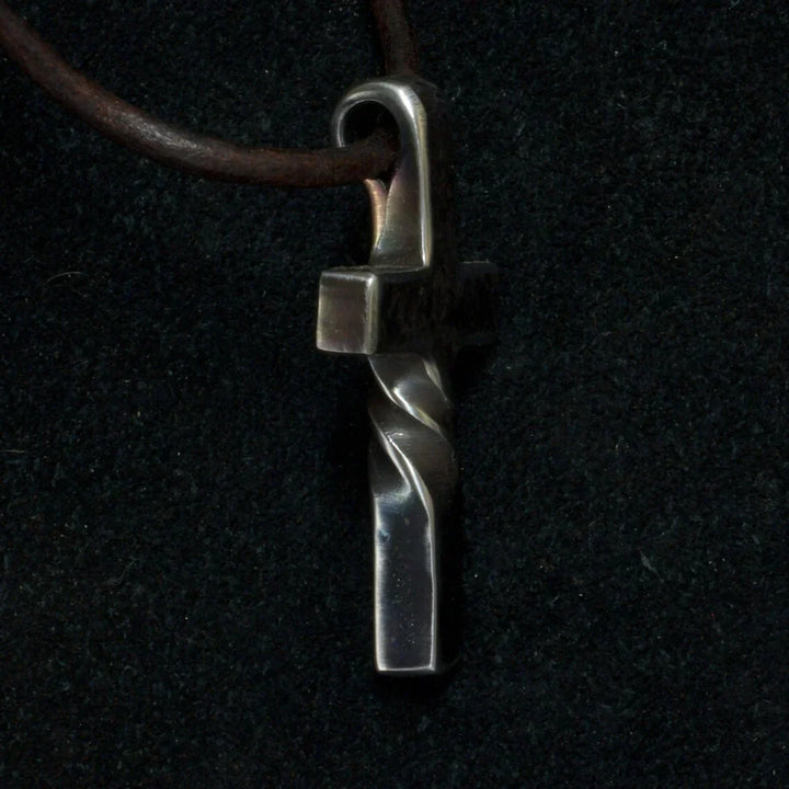 Spirituelle handgefertigte Kreuzhalskette, ein bedeutungsvolles Schmuckstück und zeitloses Modeaccessoire.