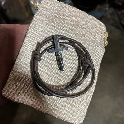 Kreuz-Halskette aus Leder am Modell, handgefertigt und einzigartig, ein stilvolles Modeaccessoire für jeden Anlass.