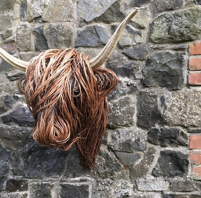 Detailreiche, handgefertigte Kuh Wandskulptur als rustikales Wohnaccessoire & Tierdeko.