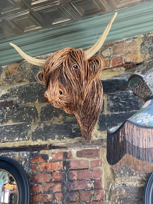 Rustikale Kuh Wandskulptur "Bowie", ein Blickfang für Ihr Interieur im Landhausstil.