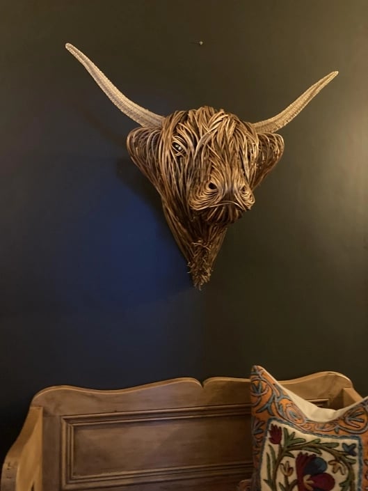 Dekorative Kuh Wandskulptur für den Landhausstil, handgefertigt als rustikales Wohnaccessoire.