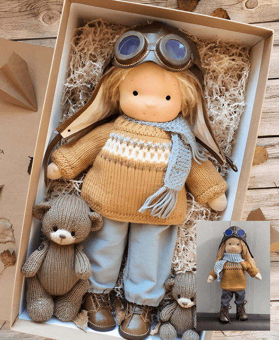 Handgefertigte Poppi Waldorf-Kuschelpuppe für Kinder, weich und sicher, fördert fantasievolles Rollenspiel.