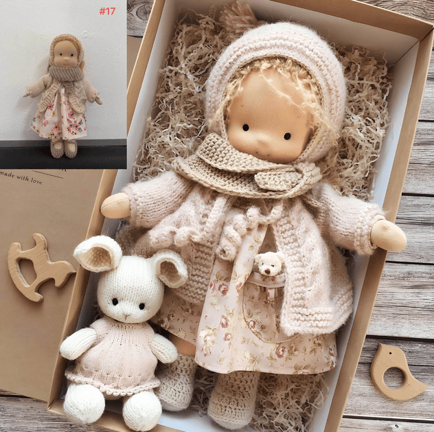 Weiche, handgefertigte Poppi Waldorf-Kinderpuppe aus Naturmaterialien, perfekt zum Kuscheln und Spielen.