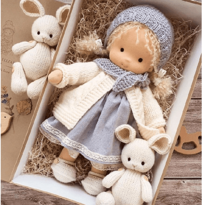 Entwicklungsfördernde Poppi Waldorf-Puppe, ideal für fantasievolle Rollenspiele bei Kindern.