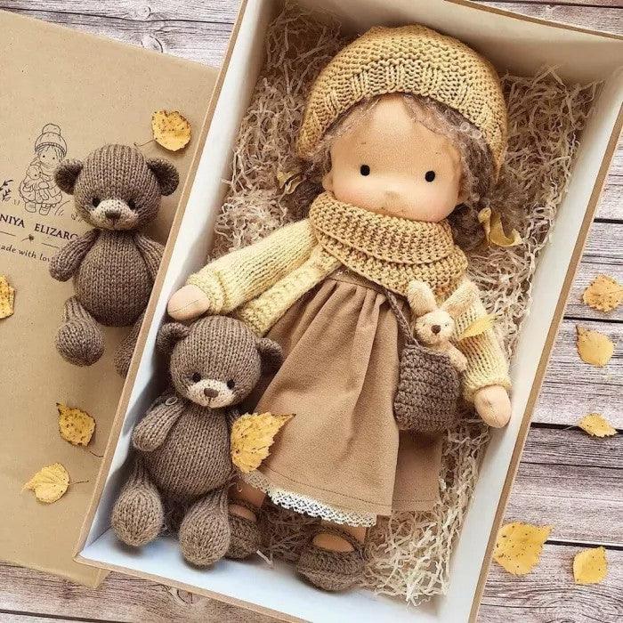 Authentische Poppi Waldorf-Puppe mit schlichtem Design, sicher und weich, fördert kindliche Kreativität.