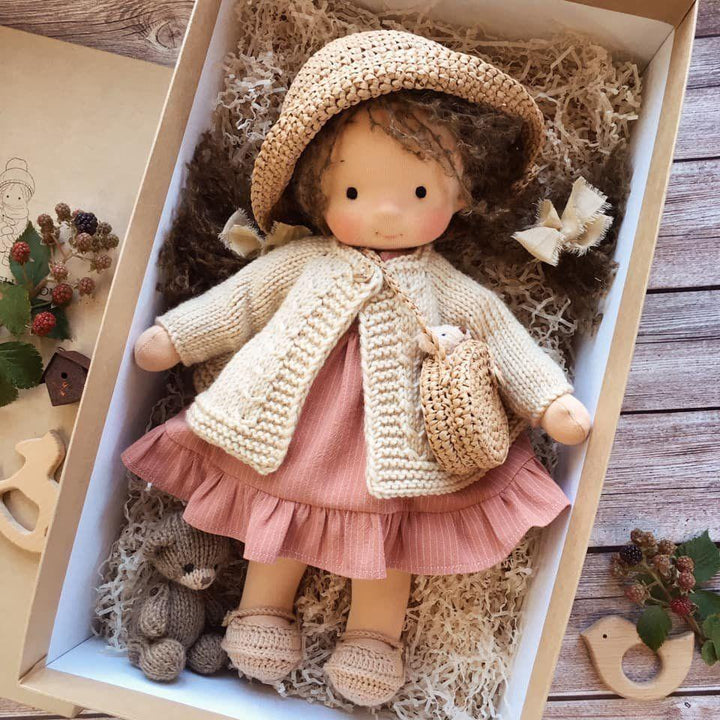 Hochwertige, handgefertigte Poppi Waldorf-Puppe, liebevoll genäht als langlebiges Kinderspielzeug.