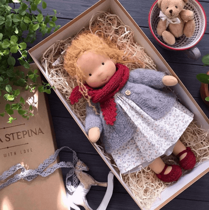 Traditionelle Poppi Waldorf-Kuschelpuppe, besonders weich und hautfreundlich für Kleinkinder.