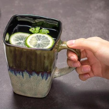 Exquisite, handgemachte Porzellantasse mit Fließglasur. Originelles Geschenk, ideal als Kaffeetasse.