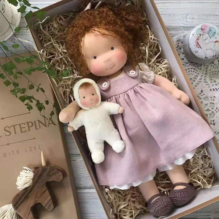 Ökologische Baumwollpuppe, handgefertigt, ein nachhaltiges Kuscheltier und Entwicklungsspielzeug.