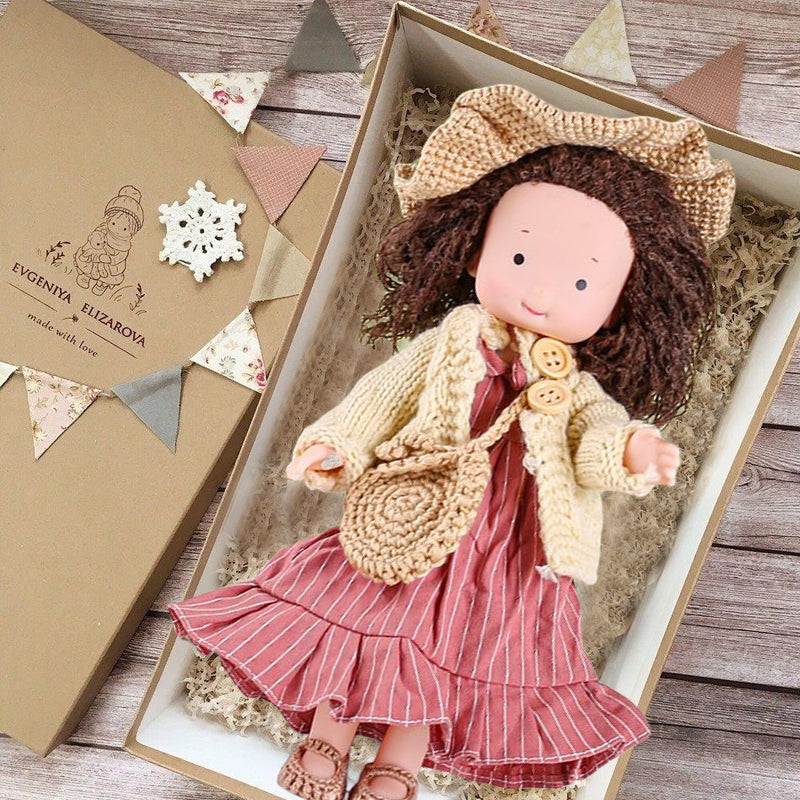 Liebevolle Kinder-Stoffpuppe, handgemachte Waldorfpuppe, sicherer Begleiter aus Naturmaterial.