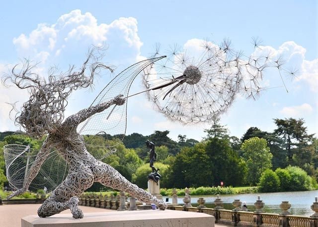 Elegante Gartenfigur: Wetterfeste Metall-Fee für den Feengarten. Handgefertigte Dekoration für Outdoor-Bereiche.