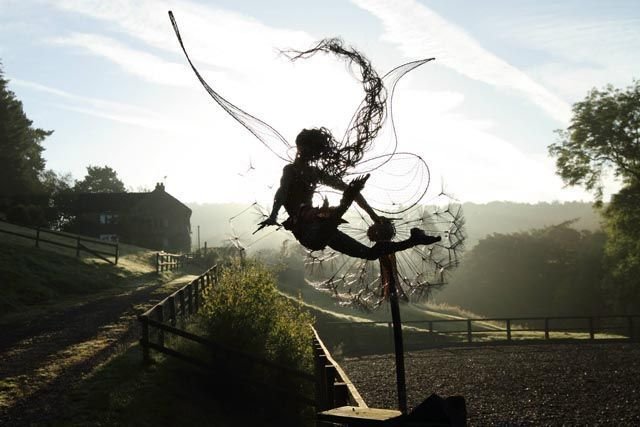 Originelles Gartengeschenk: Handgefertigte Metall-Feenfigur, wetterfest. Einzigartige Feendekoration für draußen.