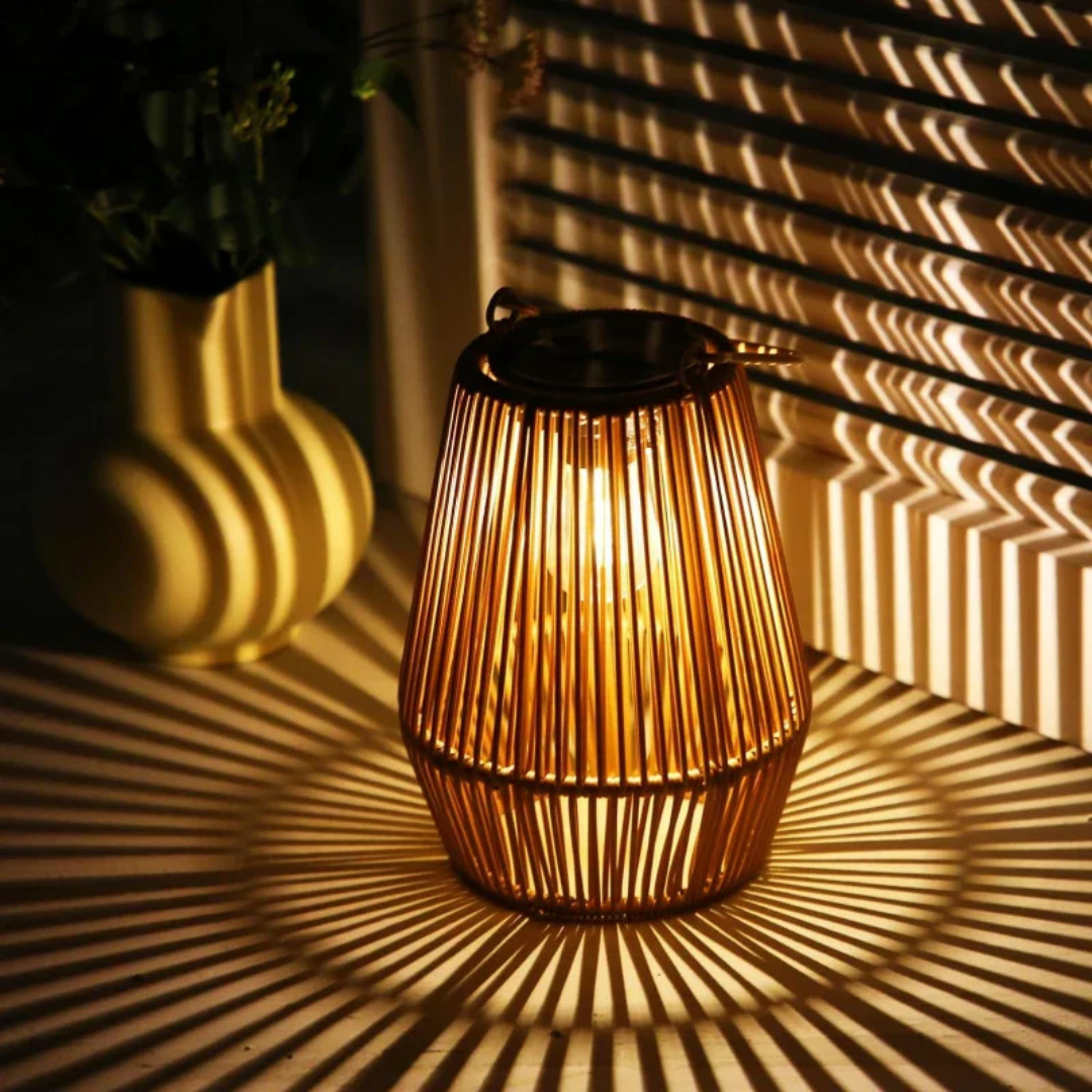 Handgefertigte, wetterfeste Solar-Gartenlaterne aus Rattan mit LED-Licht für magische Außenbeleuchtung im Garten.