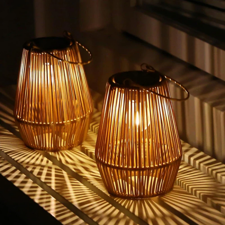 Handgefertigte Rattan-Solarleuchte, wetterfeste LED-Gartenlaterne; langlebige Außenbeleuchtung für stimmungsvolle Momente.