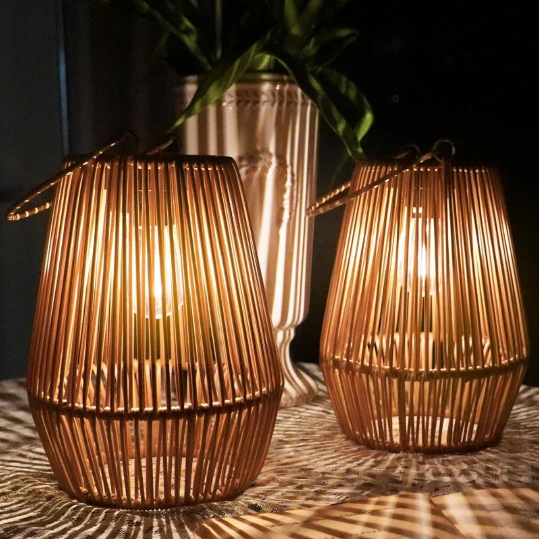 Elegante handgefertigte Rattan-Solarleuchte, wetterfeste LED-Gartenlaterne, energieeffiziente Dekolampe für Außenbeleuchtung.