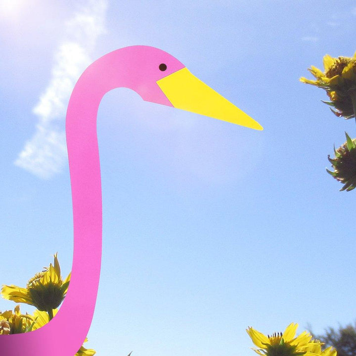 Charmante Balkondeko: Handgefertigter Aluminium Flamingo Windanzeiger für den Außenbereich.