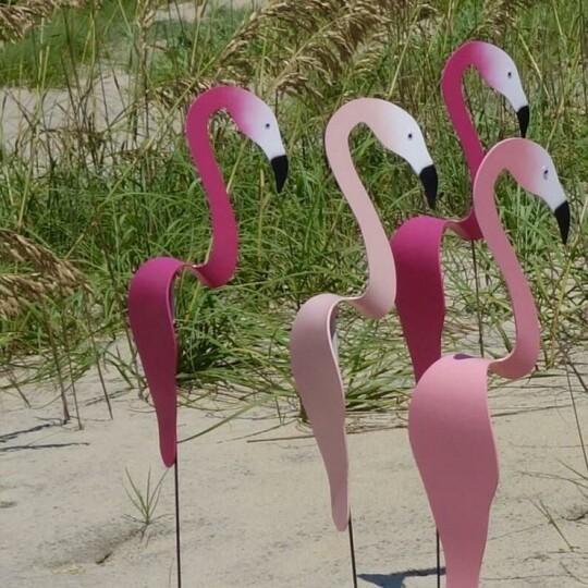Einzigartige Gartendekoration: Handgefertigter Flamingo Windanzeiger Skulptur für den Außenbereich.