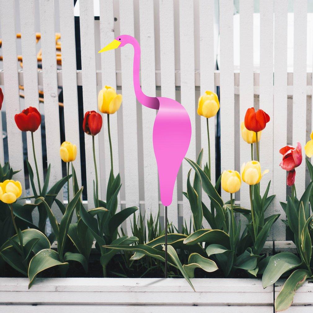 Liebevoll handgefertigter Aluminium Flamingo Windanzeiger, perfekte Ergänzung für jede Gartendeko.