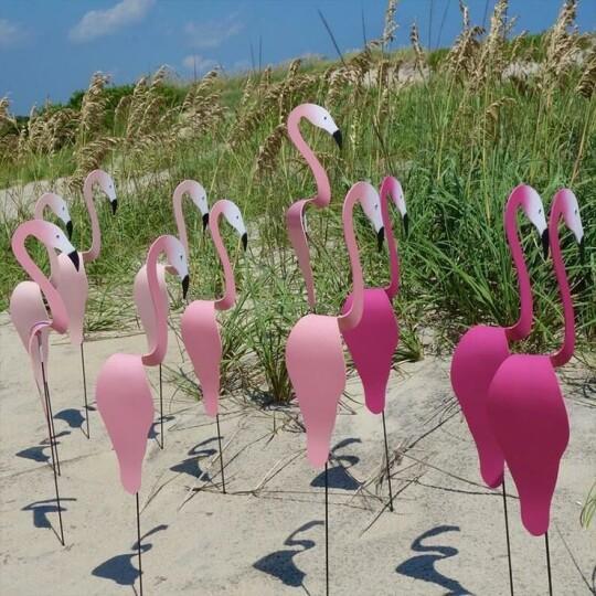 Wetterfester Flamingo Windanzeiger aus Aluminium – eine ideale handgefertigte Gartenskulptur.