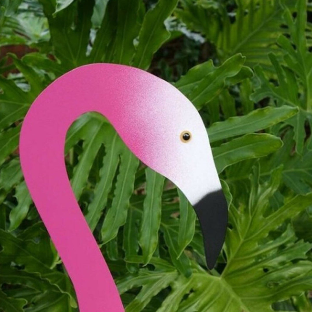 Detailreicher Flamingo Windanzeiger aus robustem Aluminium, handgefertigt für den Gartenbereich.