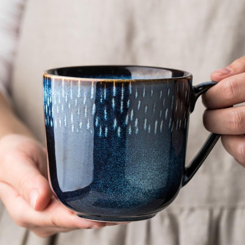 Handgefertigter blauer Keramikbecher mit Sternen- & Himmel-Design. Perfektes Wohnaccessoire & Geschenkidee.
