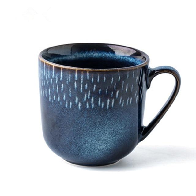 Hochwertiger handgefertigter Keramikbecher mit Sternen- und Himmel-Motiv in Blau. Robuste Tasse & Wohnaccessoire.