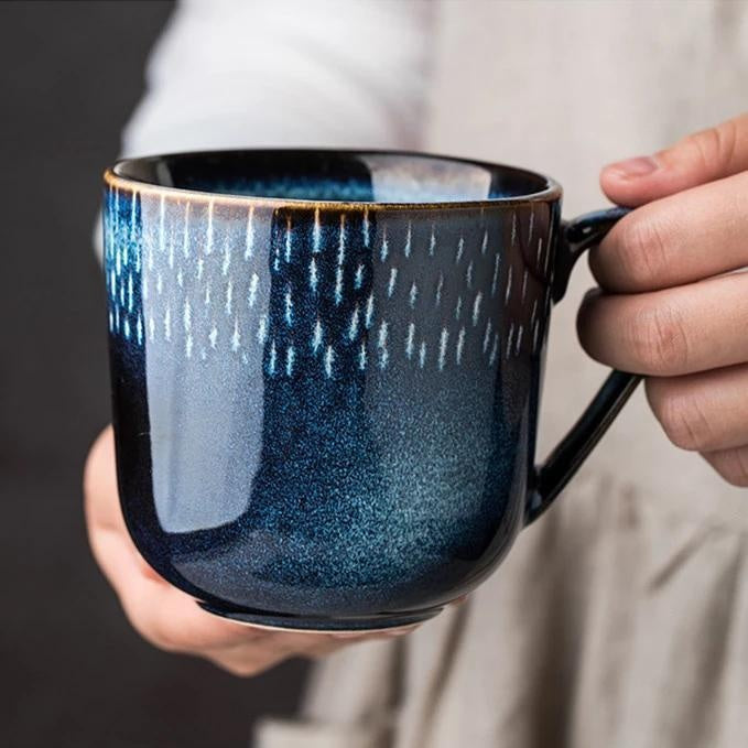 Einzigartiger handgemachter Keramikbecher, blauer Himmel mit funkelnden Sternen. Ideale Tasse für Tee & Kaffee.