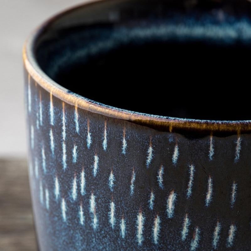 Origineller handgemachter Sterne-Himmel-Keramikbecher als Geschenkidee. Blauer Becher für Kaffee & Tee.