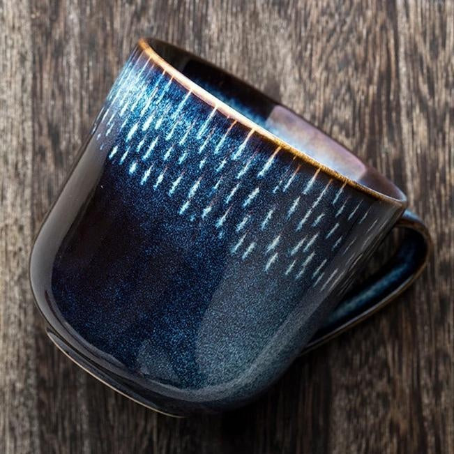 Gemütlicher blauer Keramikbecher mit Sternen & Himmel, handgefertigt für entspannte Morgen. Praktisches Wohnaccessoire.