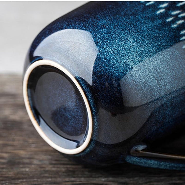 Künstlerisch gestalteter handgefertigter Keramikbecher in Blau mit Sternenmuster. Edles Wohnaccessoire & Geschenk.