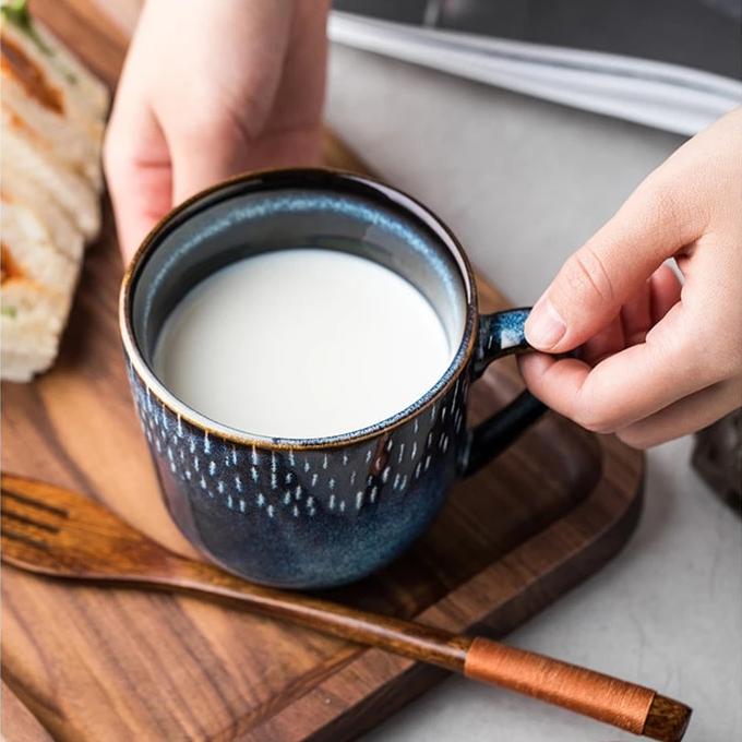 Handgefertigter blauer Keramikbecher mit Sternen und Himmel. Eine schöne Tasse & Geschenkidee.
