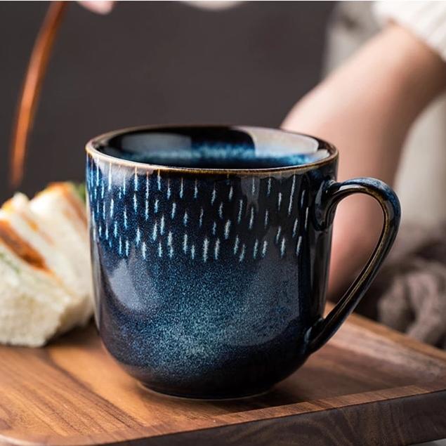 Funkelnder Sterne- & Himmel-Keramikbecher, handgemacht. Blauer Becher als stilvolle Tasse oder Dekoration.