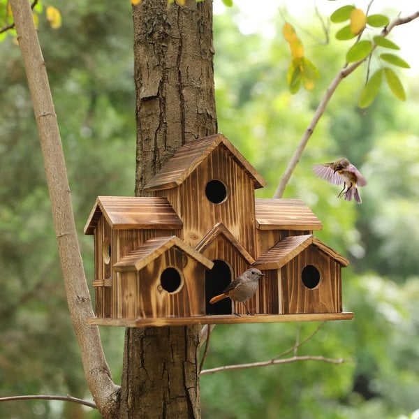 Handgefertigtes Holz-Vogelhaus mit 6 Eingängen für Singvögel. Ideal als Nistkasten & Gartendeko.