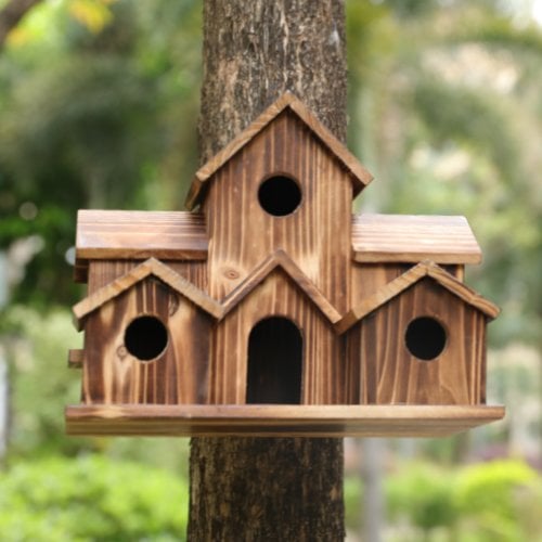 Detailaufnahme: Handgefertigtes Vogelhaus aus Naturholz mit Jute-Aufhängung, perfekt für Singvögel im Garten.