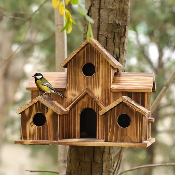 Holz-Nistkasten mit 6 Einfluglöchern, speziell für Singvögel. Ein Vogelfutterplatz & Tierzubehör für den Garten.