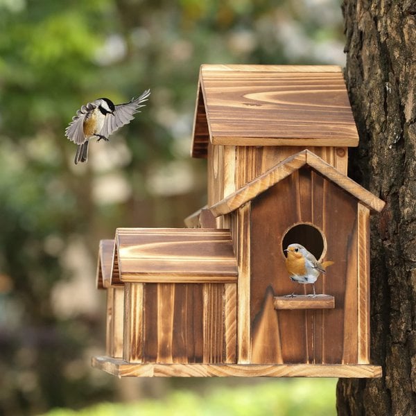 Rustikales Holz-Vogelhaus, handgefertigt, als charmante Gartendeko und sicherer Nistkasten für Singvögel.