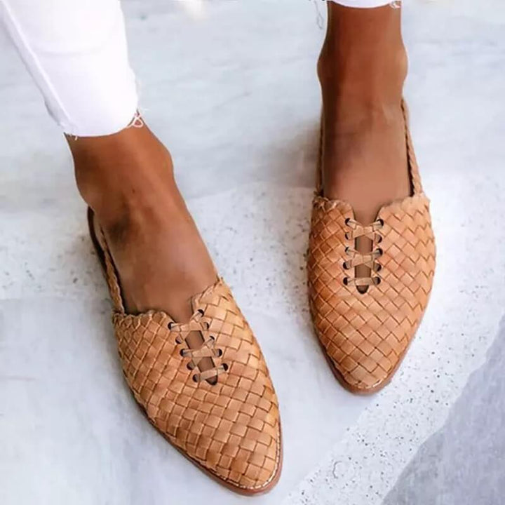Handgeflochtene Damen Leder Slipper Clara. Bequeme, elegante Freizeitschuhe für den Sommer.
