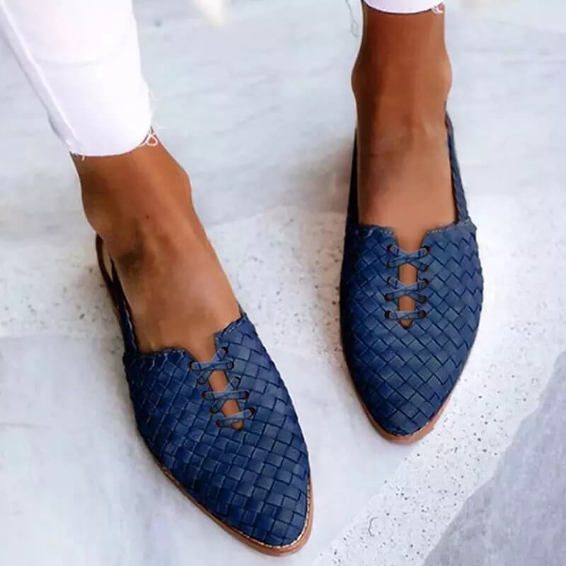 Stilvolle handgeflochtene Leder Slipper Clara für Damen. Leichte, flache Sommerschuhe für vielseitigen Komfort.